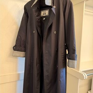 Black Trench Coat with Classic Style and Full Length